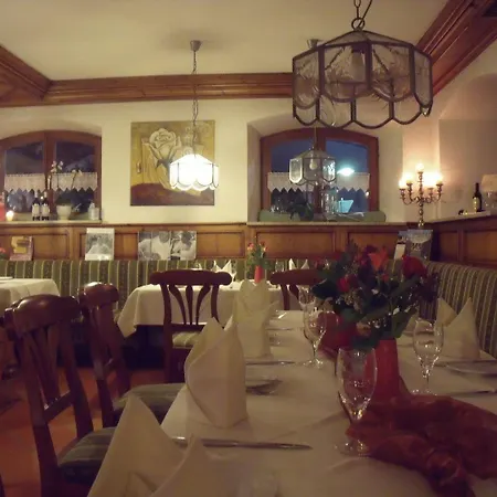 Weisses Roessle - Restaurantbetrieb Von Donnerstag Bis Sonntag 酒店 3*