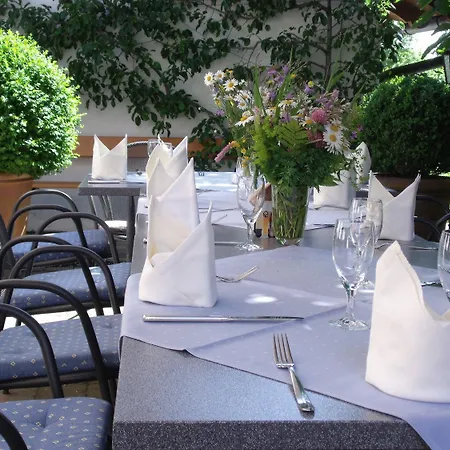 Weisses Roessle - Restaurantbetrieb Von Donnerstag Bis Sonntag Szálloda 3*